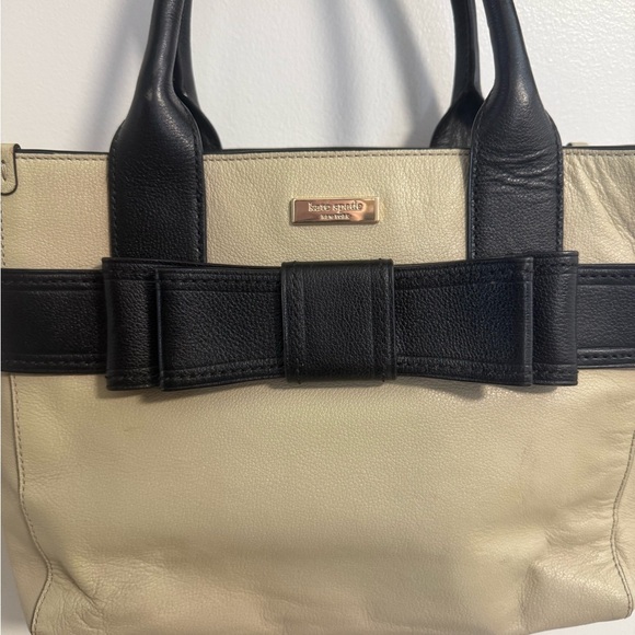 Kate Spade Quinn Villabella Avenue Tote Bag in Cream Pebble Leather Black Bow - Picture 3 of 13